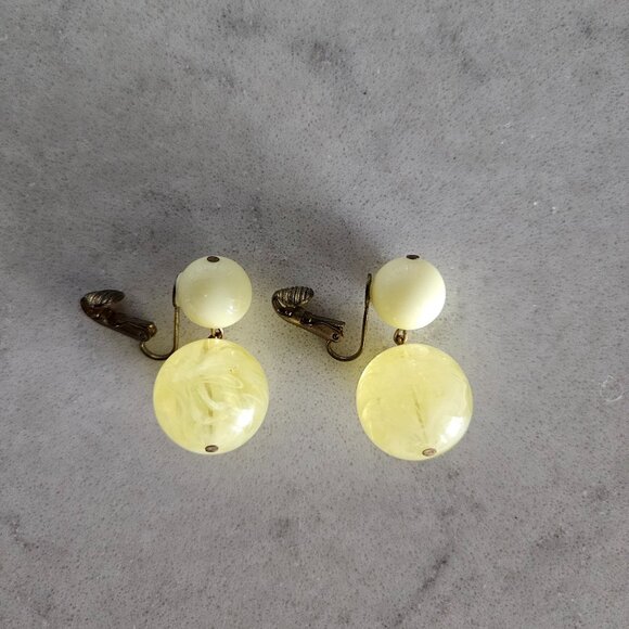 VINTAGE GERMAN YELLOW CLEAR SWIRL MARBLE AND OPAQUE BALL DROP CLIP-ON EARRINGS - Picture 8 of 11